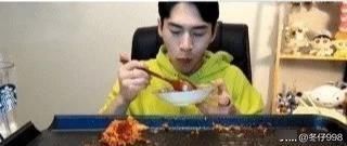 穿帮|大胃王吃58个“炸鸡腿,张开嘴瞬间穿帮了,网友骗三岁小孩吗
