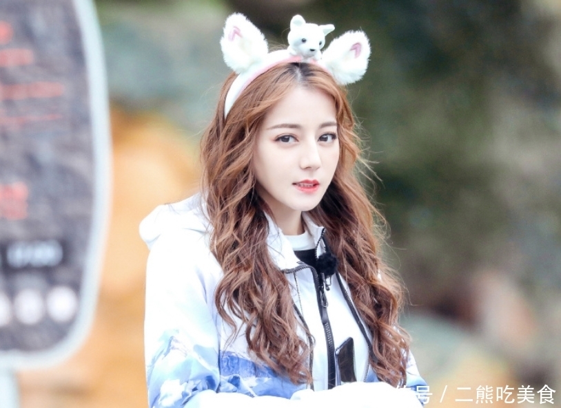 迪不修|为啥粉丝说热巴是“迪不修”?放大相机中的原始照片,全明白了