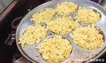 小吃|阿姨把方便面做出新花样，一袋面能卖10元，小学生们抢着吃