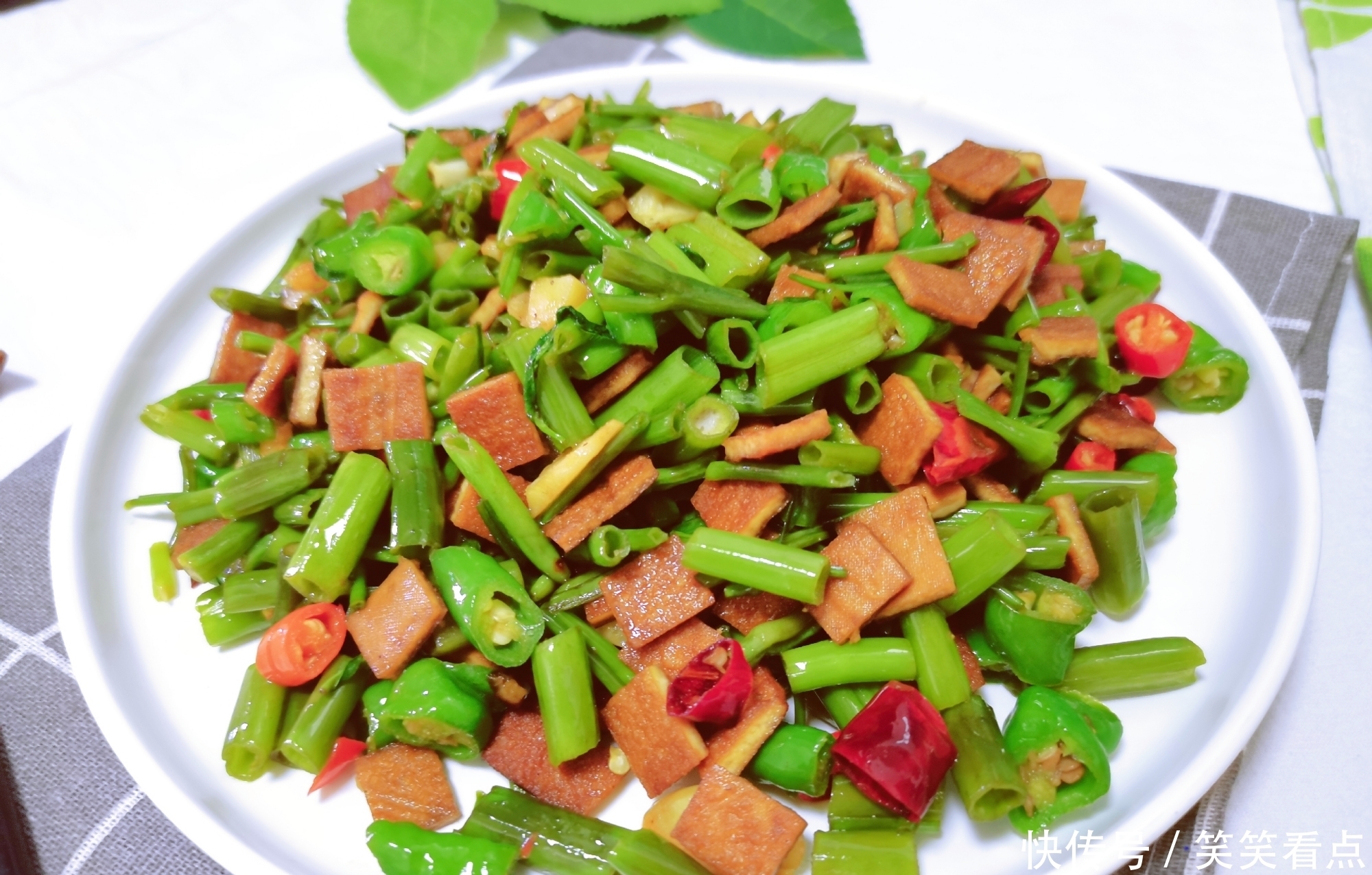  更是|夏天，这碱性蔬菜要常吃，2元一大把，钙含量更是番茄的12倍