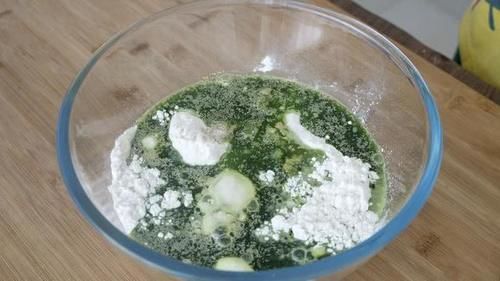 面食|黄瓜不要凉拌了，加1碗面粉，两手一搓做成面食，柔软劲道，过瘾