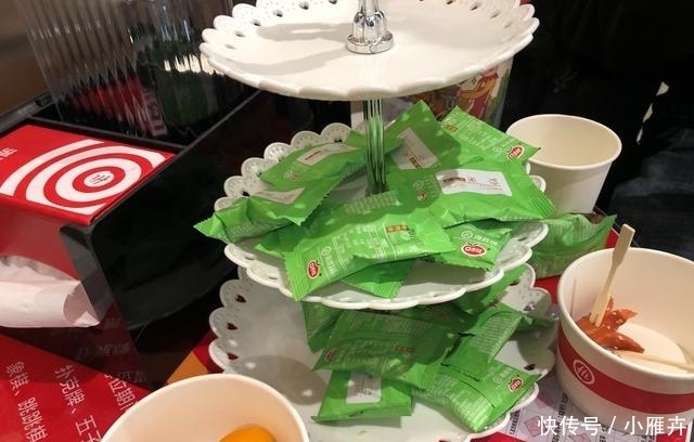 炒米|大妈在海底捞排队吃火锅,快到号时离开了,路人从背包发现问题