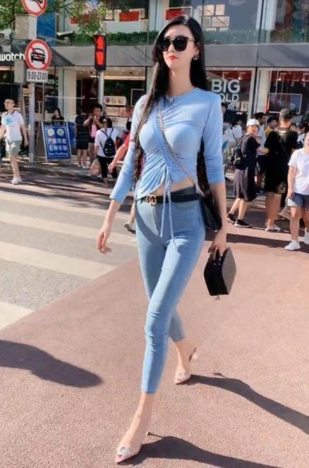  摄影|时尚摄影一米九的“女巨人”网红出街，穿搭休闲却自带吸睛实力