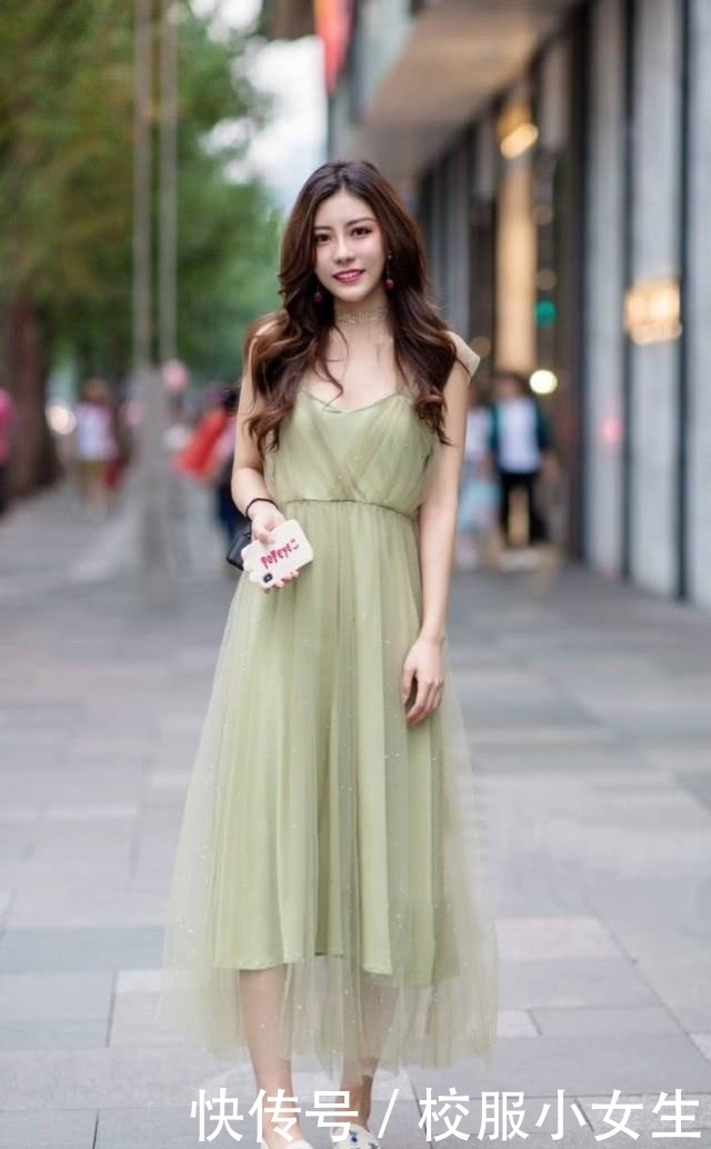 小姐姐|街拍:气质文雅的小姐姐,化了漂亮的妆,浅绿色连衣裙轻盈柔美
