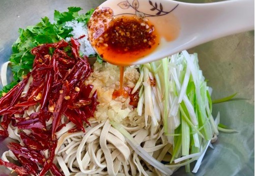 豆皮|凉拌豆皮怎么做好吃？教你农家开胃下饭吃法，端上桌能多喝两杯酒