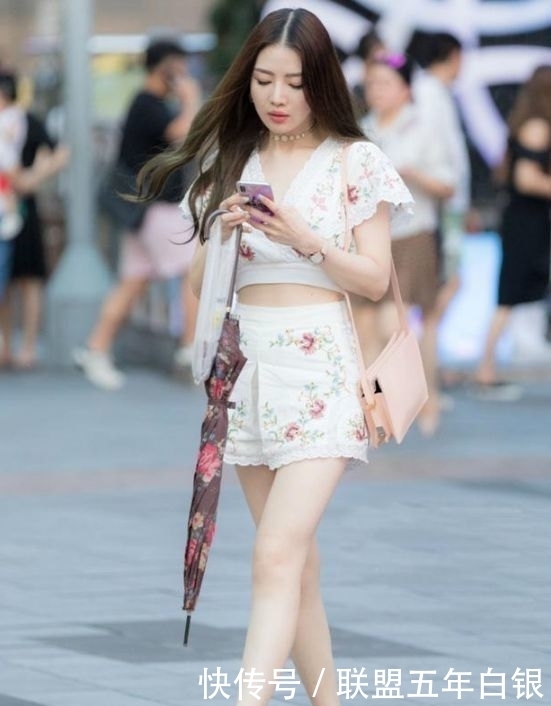 笑容|街拍小姐姐甜甜的笑容真好看,走起路来,气场十足