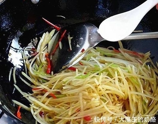  做法|炒土豆丝时，千万别再直接下锅了！教你2招，土豆丝又香又脆