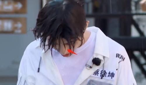  脱妆|蔡徐坤录跑男底妆有多厚被高压水枪冲到脱妆，鼻子的角度太奇怪