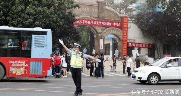  烟台交警|搞笑段子：晚饭之后躺在沙发上玩手机，手机快没电了，就喊老公