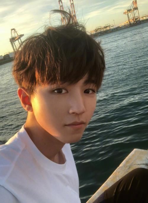 发自|王俊凯发自拍,我却从他眼珠里发现“自拍姿势”,一般人手抽筋也学不会