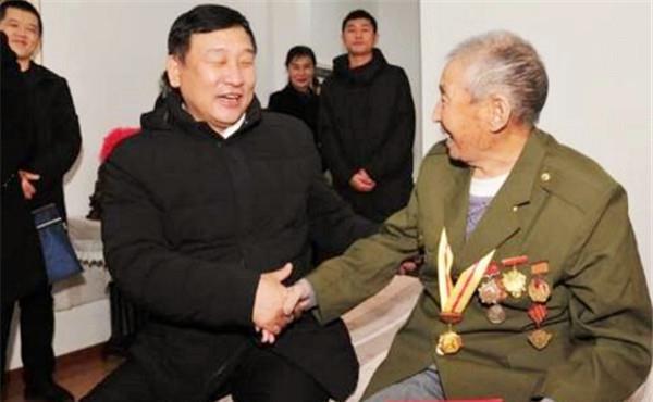 腰缠|腰缠80斤炸药炸碉堡,功成名就后回家种地,现已106岁,身体硬朗