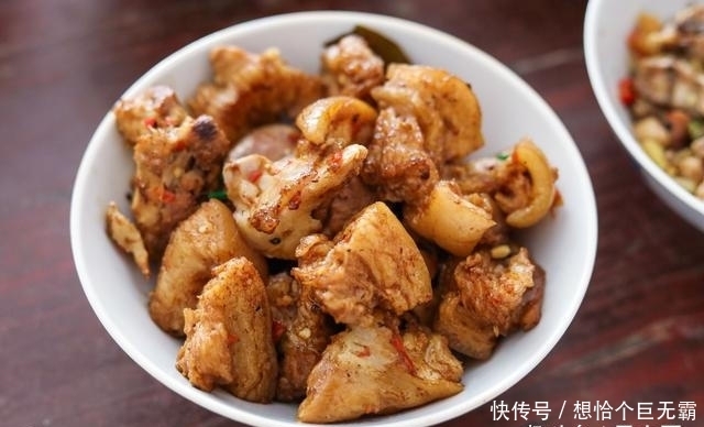 二伯母|亲戚来陪二伯过生日,二伯母做了9个菜招待,网友:朴实的农家菜