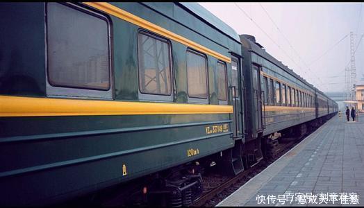 强占|24岁女研究生,睡火车下铺被62岁老人强占可以换,给我5倍差价