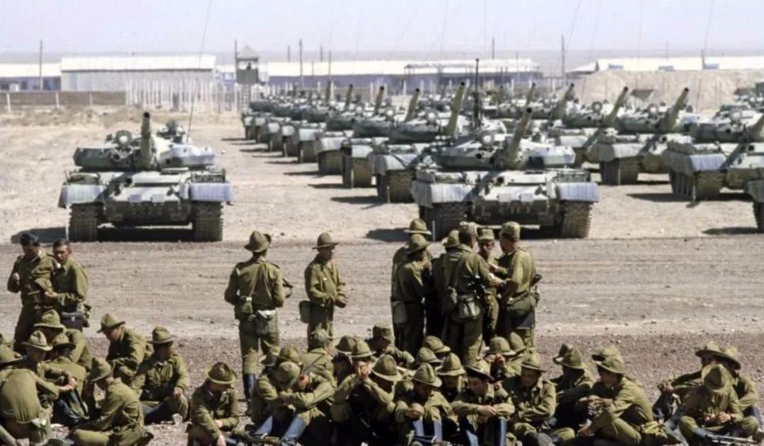 中国|集结兵力近百万,配备坦克上万辆,苏联为何最终没敢南下中国?