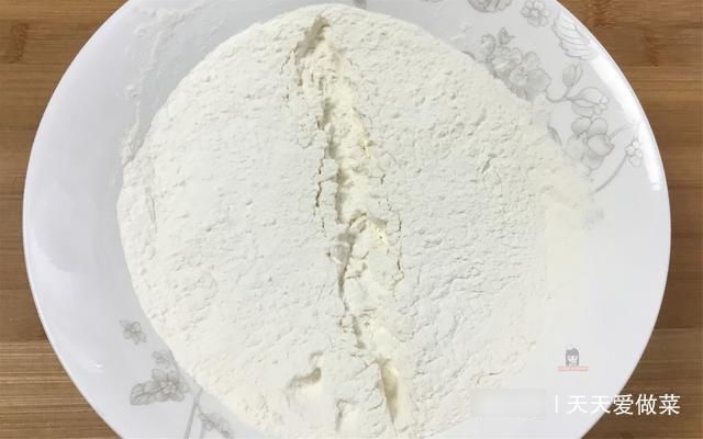 香喷喷|一棵白菜,两碗面,烙出皮薄大馅,香喷喷的白菜饼,真香