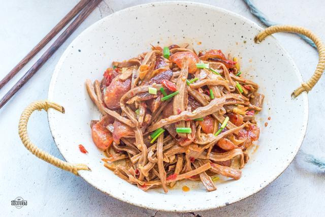  干笋炒腊肠|晚上只烧了1道菜，两个人吃了1锅饭，老公说这种吃法不胖才怪