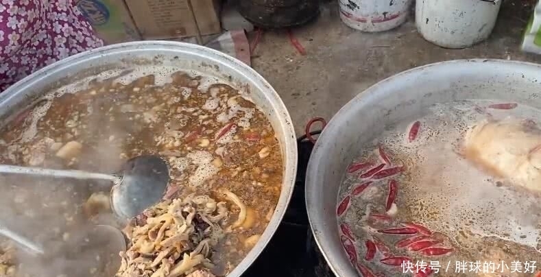 食客|早餐店做重口味汤,15元一碗有饼有荤菜,食客们骑电三轮赶来品尝