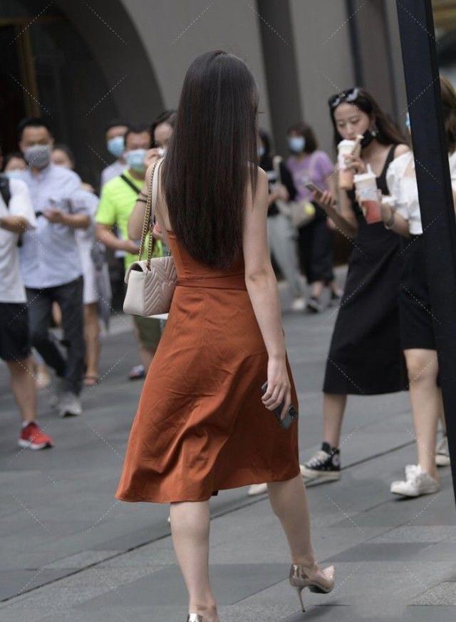 开叉|小姐姐的开叉裙搭配尖头高跟鞋,看起来俏皮的同时穿着也清爽