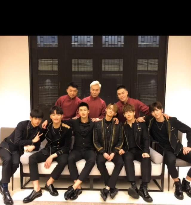 酸爽|马云请易燃装置吃饭,合影时表情成亮点,网友跟千玺混就是酸爽