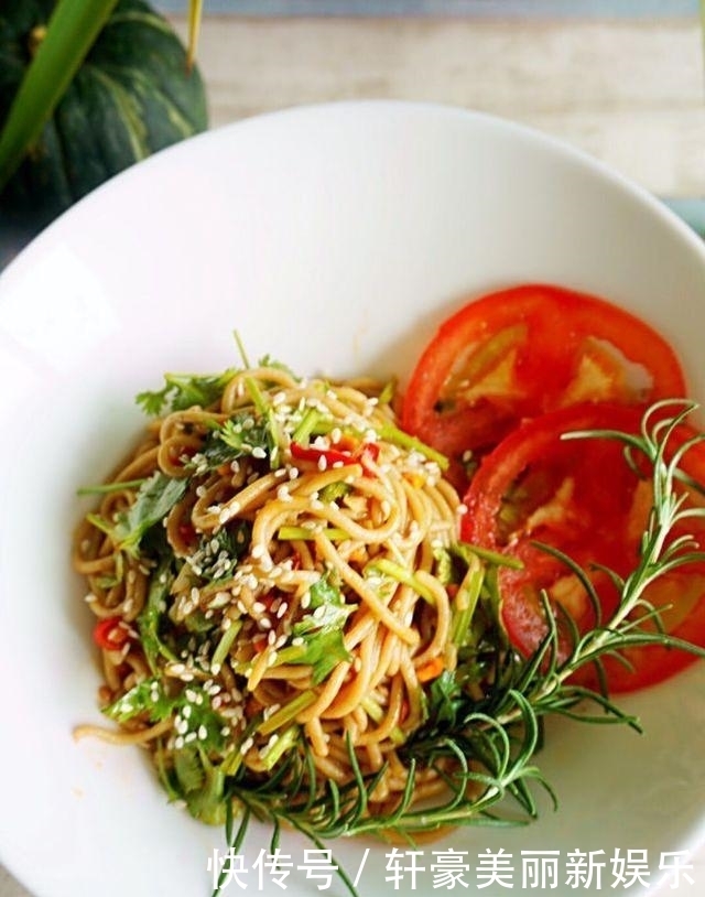 荞麦面|天热吃凉面,很多人都不知面条加入它,劲道又爽滑