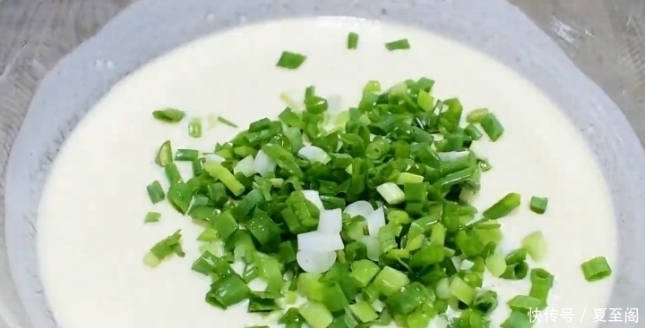 勺子|1碗面粉1个鸡蛋,教你早餐新做法,手没碰面就做好,比油条还好吃