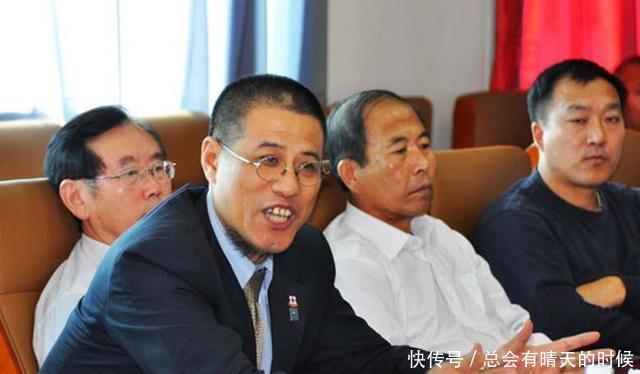 玄孙|他是乾隆帝的第七代玄孙,藏有一本宫廷秘籍,每年穿龙袍祭祖!