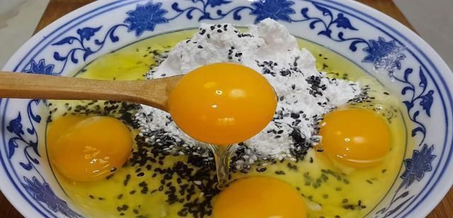 我家|我家面粉就爱这样做,加4个鸡蛋,做法比麻花简单,比油条都好吃