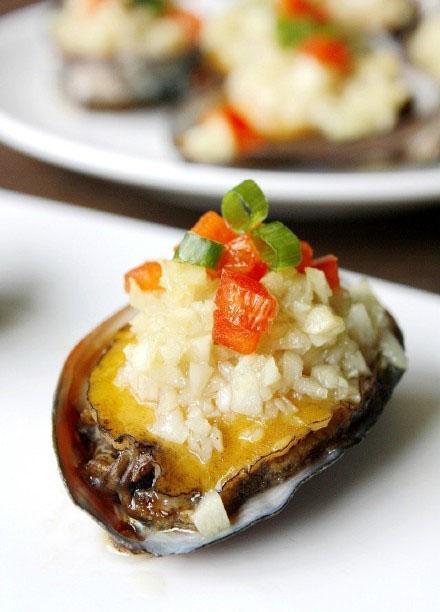  做出|最近，40块钱一斤的鲍鱼火了，一碗蒜蓉配上烤箱做出蒜蓉烤鲍鱼