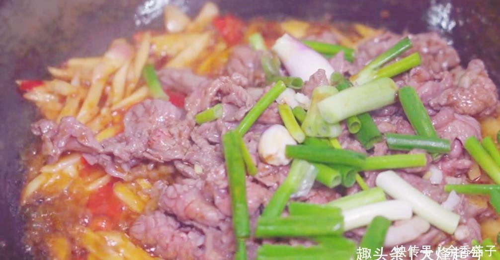 入少许|牛肉总炒老,教你一招,又香又嫩,搭配仔姜一起炒,下酒又下饭
