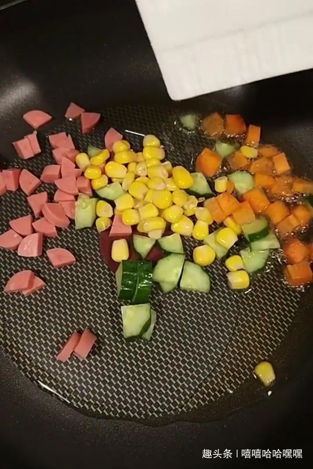  可爱|造型可爱，蛋皮金黄，吃到嘴里一瞬间，让人流连忘返，美味蛋包饭