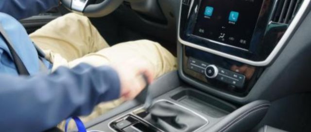  下坡|自动挡下坡，挂D挡踩刹车是错误操作，高手都是这么做