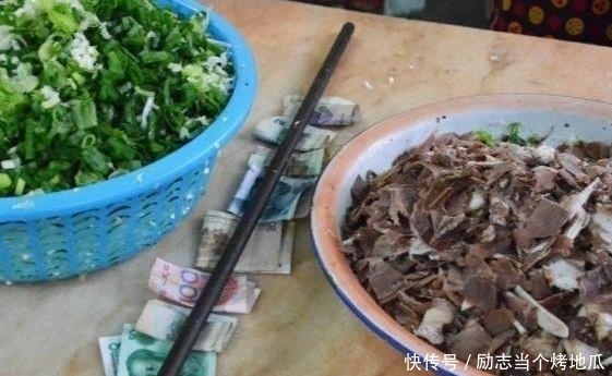 良心|夫妻联手卖“良心面”,10元1碗每天限量500碗,来晚攀亲戚都没用