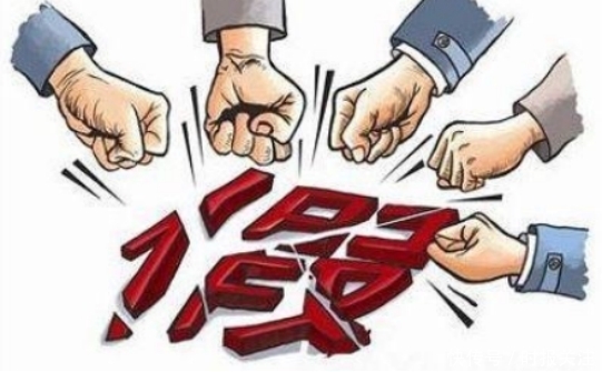 暴打|小伙举报32吨饮料作假,却被警车上下来的8人暴打,怎么回事?