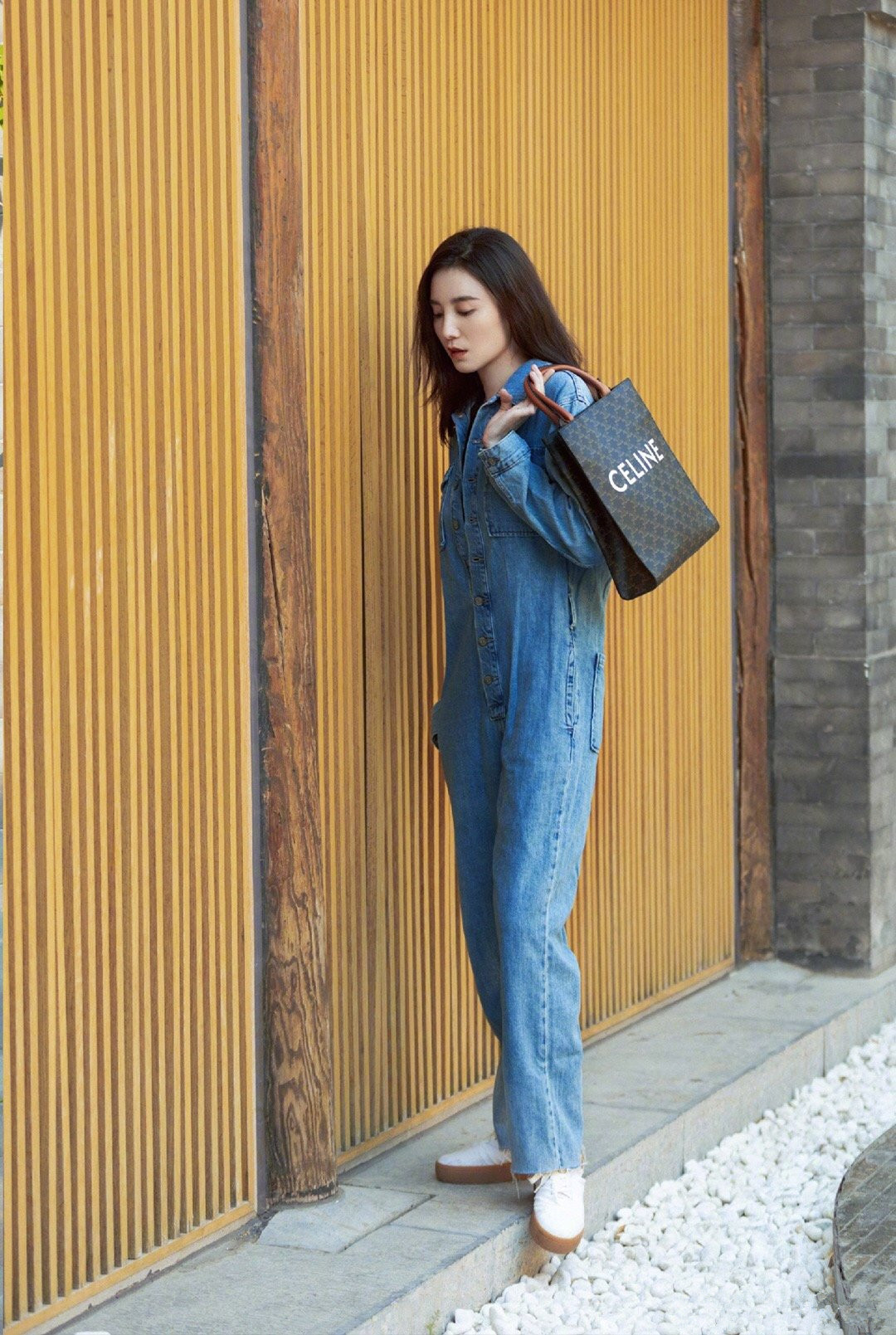  宋佳|宋佳娱乐圈气质独一份，穿黑色西装配白衬衫，男明星都很难帅过她