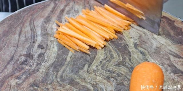 不粘锅|这才是地道的家常菜,大厨教你胡萝卜炒粉条技巧,粉条爽滑不粘锅