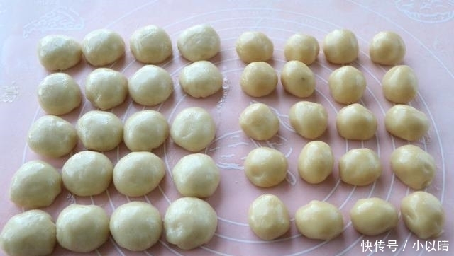 糕点|经典糕点蛋黄酥做法,7步就可上烤箱,外酥内软好吃不用花钱买