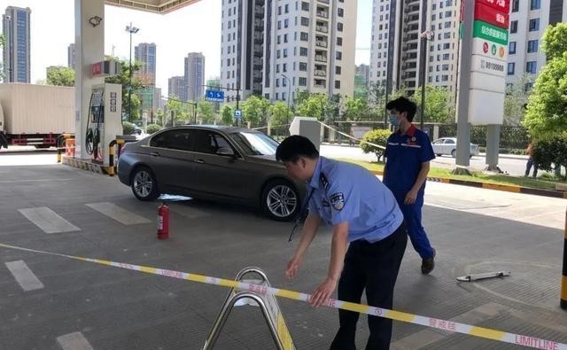  现场|烈日高温下，今早杭城一加油站内突发惊险一幕！