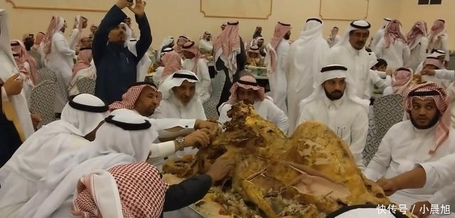 聚餐|迪拜土豪聚餐, 10个人一桌吃掉一整头烤骆驼, 用手撕着大口大口吃!