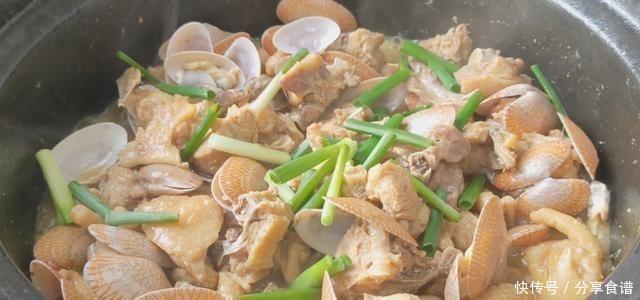  不炸|看看客家人怎么吃，不煎不炸，出锅3斤鸡肉加1斤花甲带汁吃光光