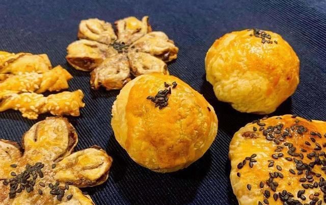 咸蛋黄|美味不用等,香肠、蛋黄酥、半芝士布丁烧、抄手、草莓芝士蛋糕