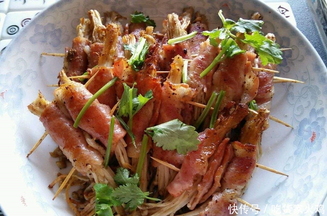  放在|买回来的金针菇根别扔，放在水里，还能长出好几捆！