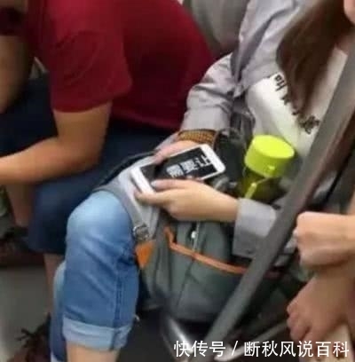 地铁|地铁上女子让座，看了她胸前的五个字，乘客：还是你坐着吧