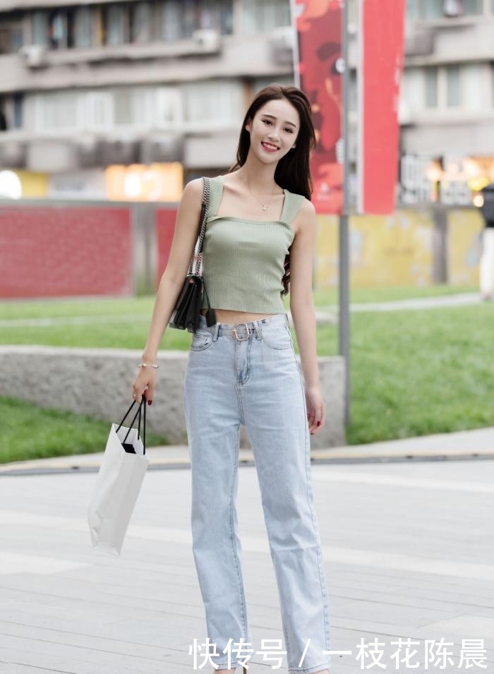 身材|感受初秋的气息,穿牛仔裤搭配短款背心,休闲减龄还显身材