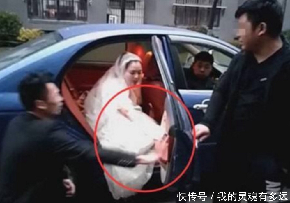 真相|新娘死活不肯下车，新郎跪在地上哀求，知道真相让人愤怒