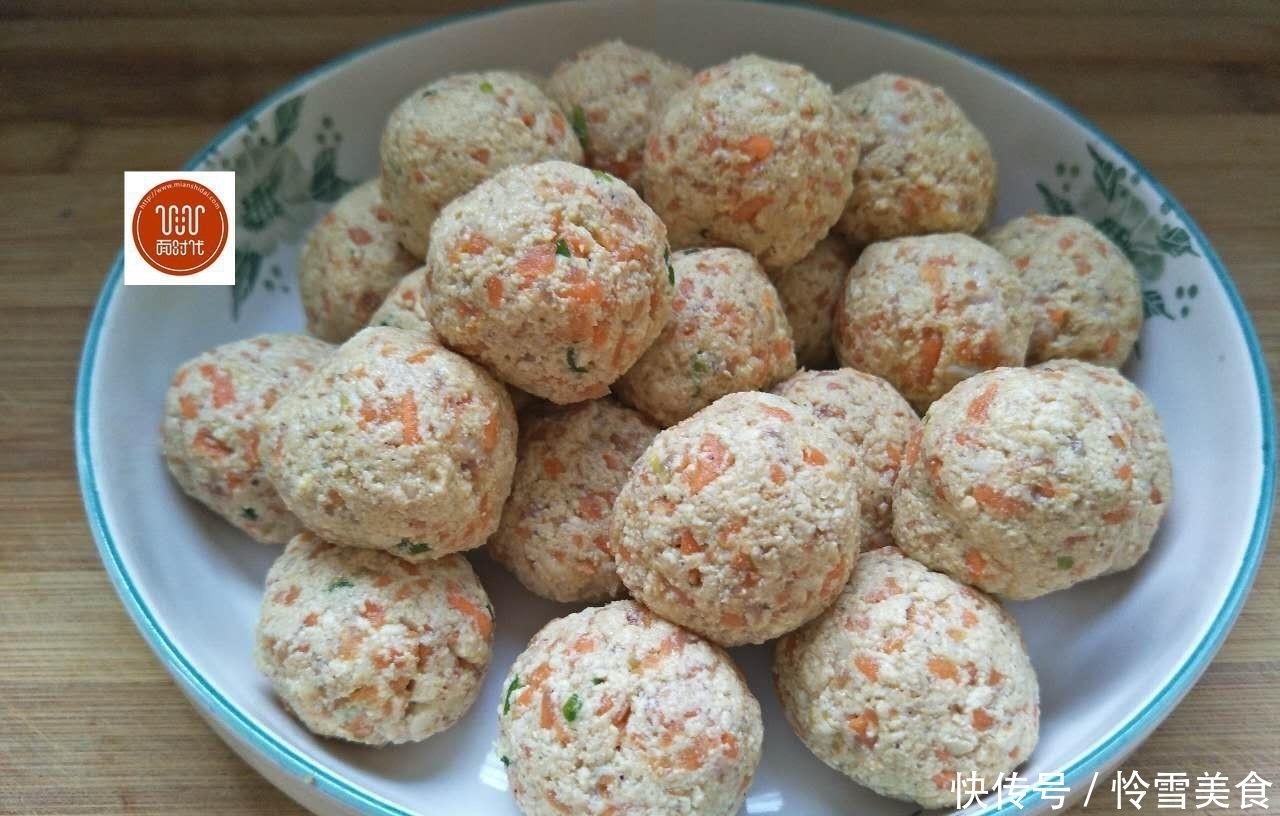美食生活|我炸的豆腐丸子香又嫩,怎么吃都不腻,边炸边吃,端上桌都快没了