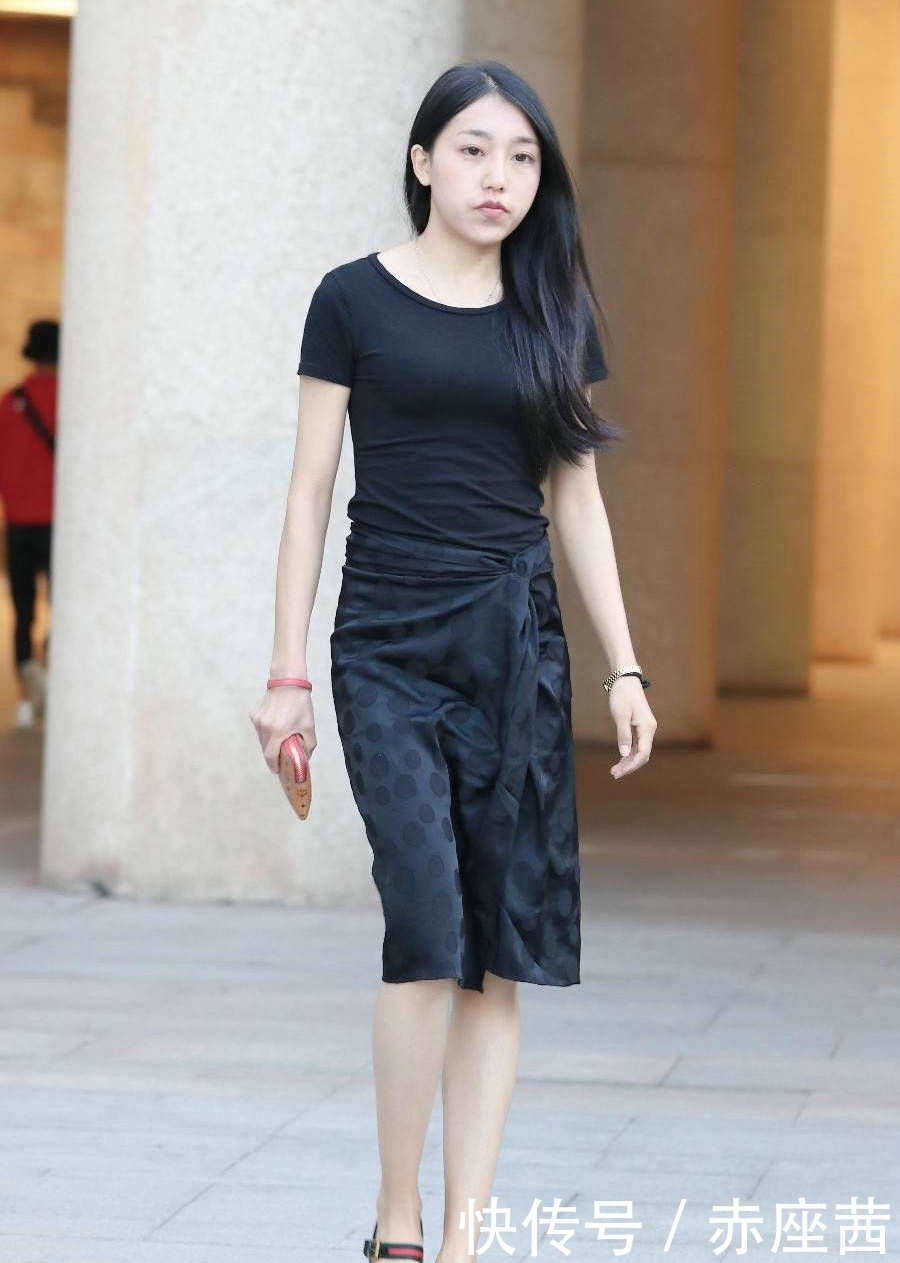 波点|黑色波点半身裙，完美的展示出了小姐姐高挑的身材