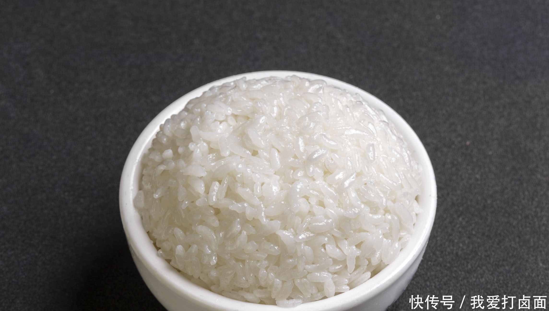  米饭|蒸米饭时加入这三样东西，蒸出来米饭比平时更好吃