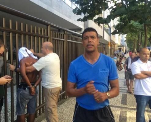 面对|足坛硬汉们面对劫匪一个打俩拼速度轻松追小偷