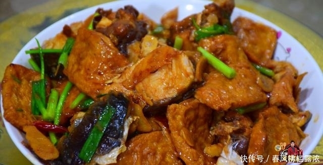 下饭|鱼头别蒸着吃了,加3块钱油豆腐教你特色吃法,简单好吃又下饭