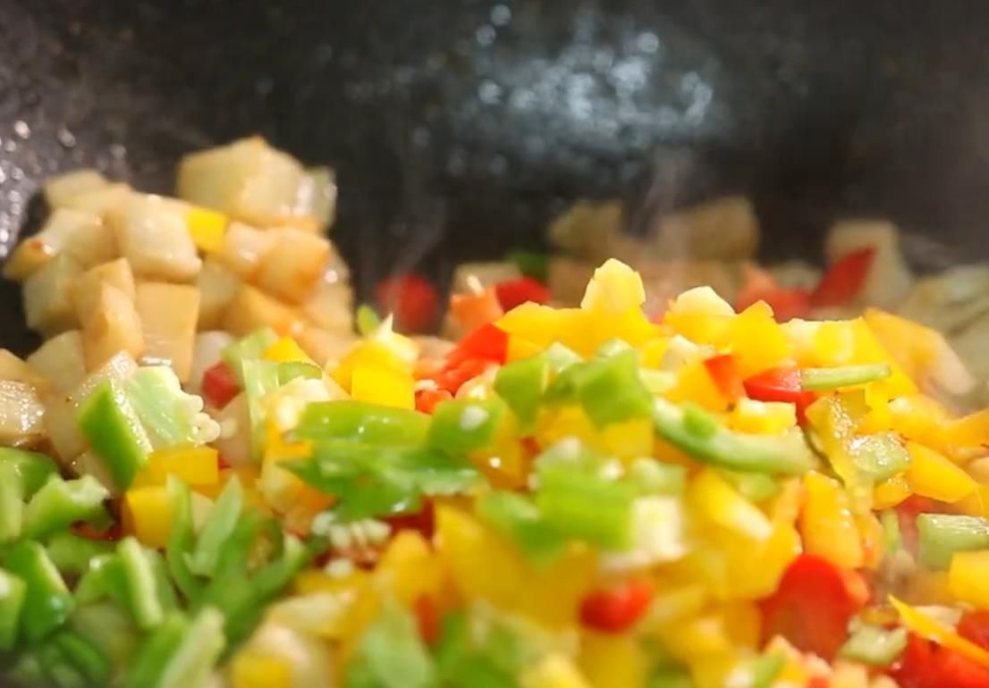 美味|家里孩子不爱吃莲藕,换个新吃法,鲜香美味,好吃到停不下来